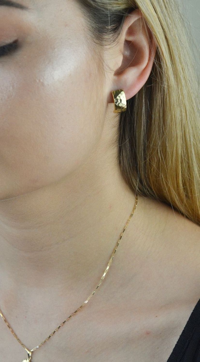 Kolczyki złote grawerowane KL 10995 Delikatne złote kolczyki na angielskie zapięcia wykonane są z 14-karatowego złota idealnie będą prezentowały się do codziennego użytku. Idealny pre.jpg